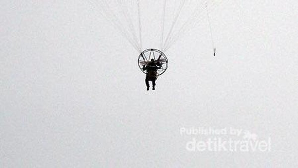 Saat Paralayang Bertebaran di Langit Monas