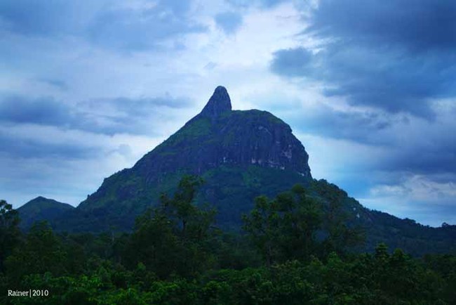 Sang Bukit yang Menunjuk ke Langit