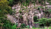 Pemandangan tebing batu gua dalam perjalanan menuju Sanghyang Poek