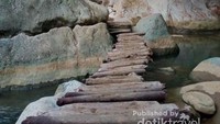 Meniti jembatan kayu di atas aliran Sungai Citarum Purba