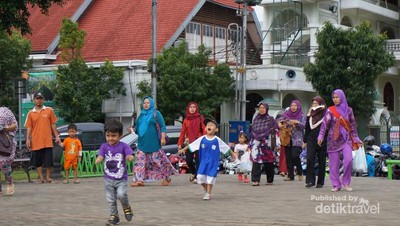 Santai Sejanak di Alun-alun Malang