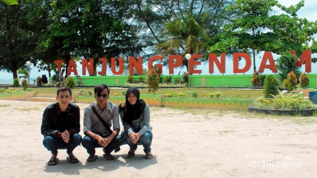 Santai Sejenak di Pantai Tanjung Pendam Belitung