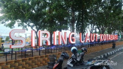 Santai Sejenak di Taman Siring Laut