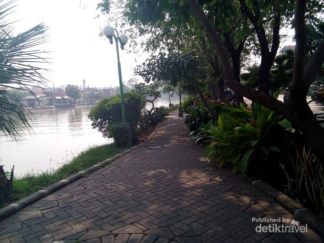 Santai Sore Asyik di Taman Jasa Tirta, Surabaya