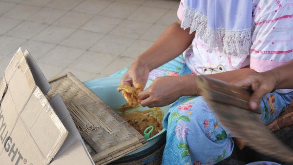 Santai Sore di Lombok, Wajib Coba Sate Ikan yang Lezat