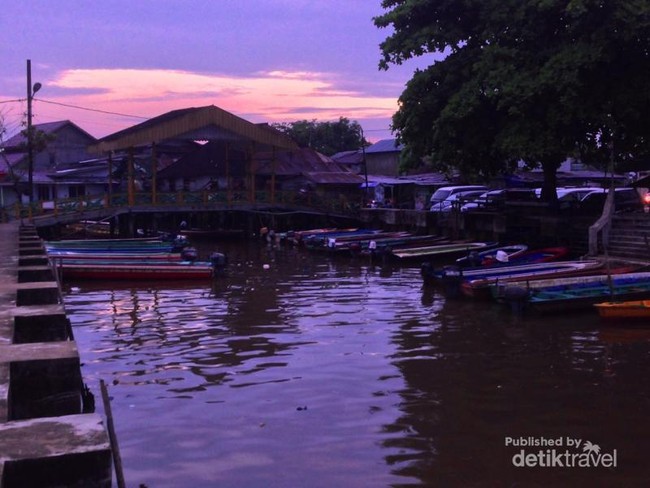 Santai Sore di Tepi Sungai Kapuas