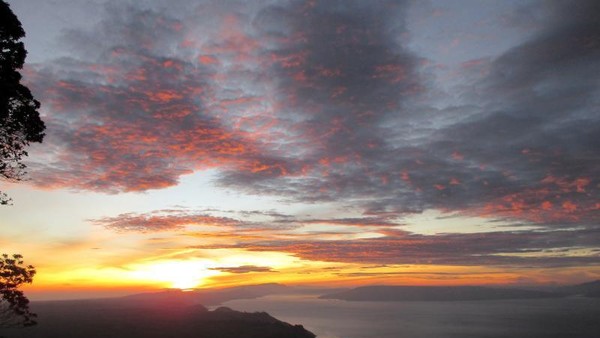 Sapaan Romantis dari Tanah Karo, Sunrise di Gunung Siposo-piso