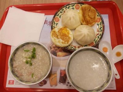 Sarapan Bubur di Beijing, Lauknya Bakpao!