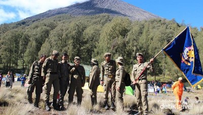 Satpol PP Juga Bisa Mendaki Semeru!