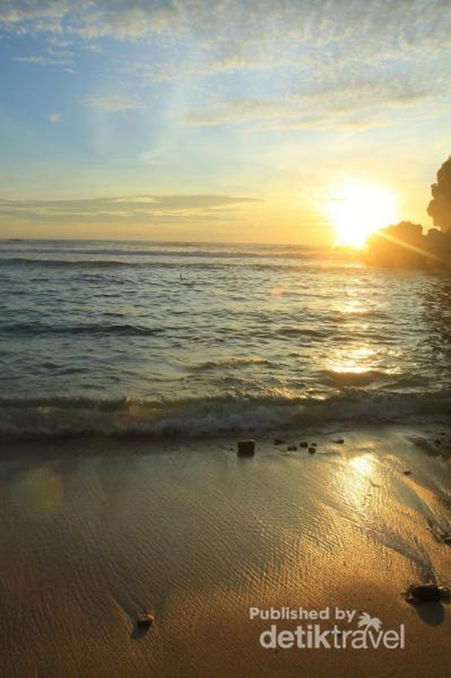 Satu Lagi Pantai di Gunungkidul dengan Sunset Super Indah