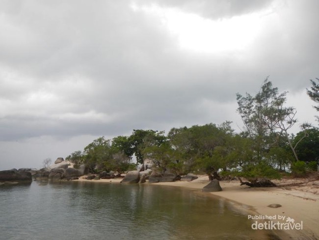 Satu Lagi yang Cantik di Belitung, Pantai Penyabong