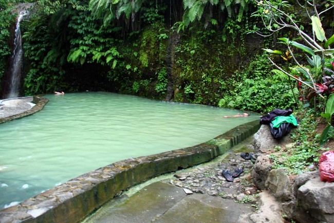 Segarnya Berendam di Air Hangat Angsri
