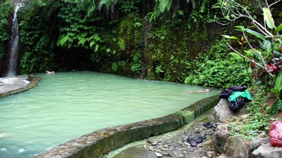 Segarnya Berendam di Air Hangat Angsri