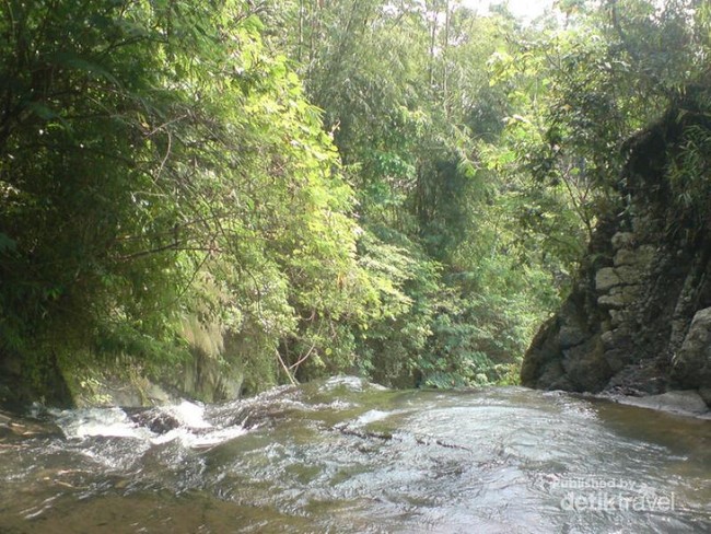 Segarnya Main Air di Curug 7 Bidadari
