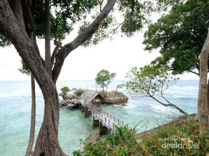 Sejuknya Melihat Pesona Pantai Ujung Tiro