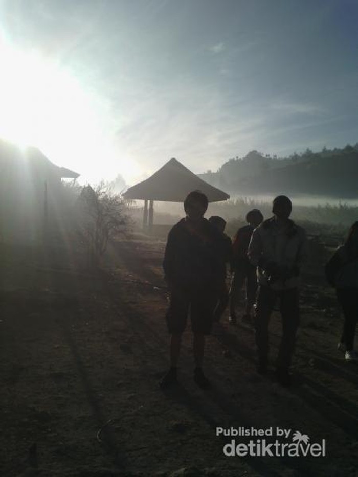 Semburat Cahaya Sunset Eksotis di Dieng