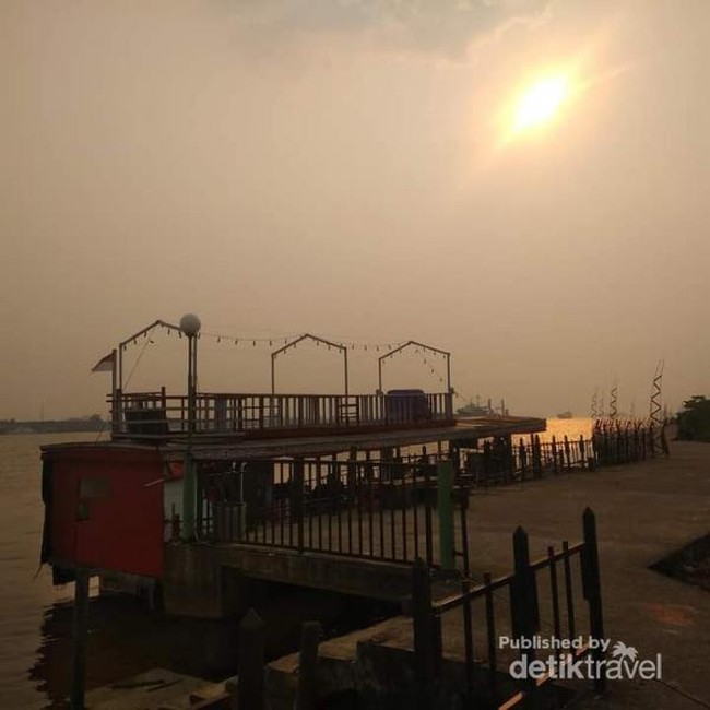 Senja di Tepi Sungai Kapuas