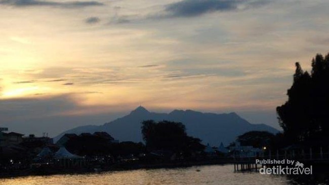 Senja di Tepi Sungai Sarawak