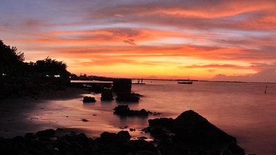 Senja Emas di Pulau Untung Jawa