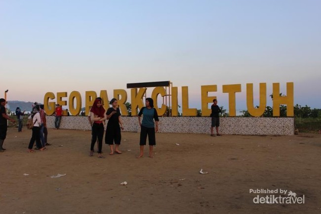 Senja Romantis di Pantai Cantiknya Geopark Ciletuh