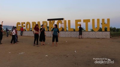 Senja Romantis di Pantai Cantiknya Geopark Ciletuh