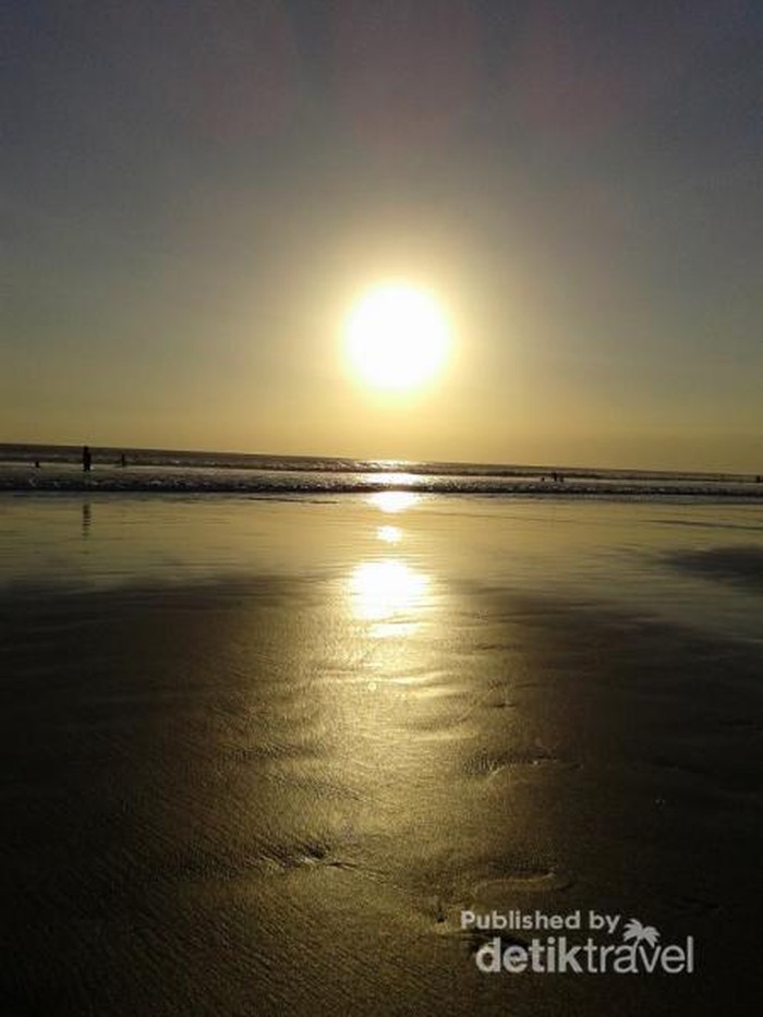Senja Tenggelam di Pantai Double Six Bali