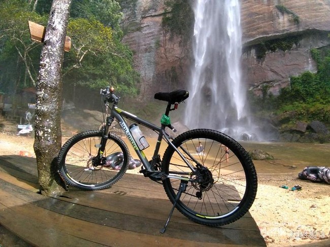 Sensasi Gowes Menembus Kabut Lembah Harau yang Magis