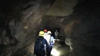 Bagian di dalam gua yang bisa dilewati dengan berjalan tegak. Foto oleh Nasrullah.
