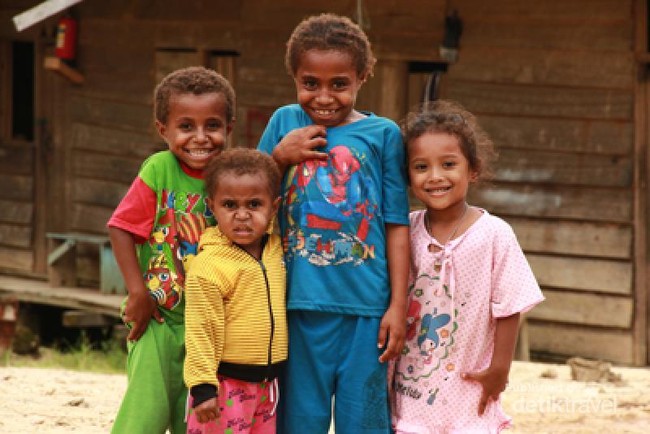 Senyum Ceria Anak-anak Distrik Sikame di Pedalaman Papua