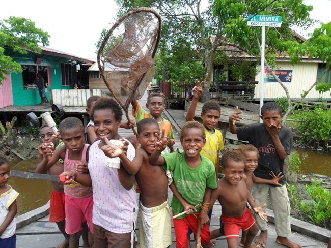Senyum Dunia Bermain Anak-anak Ewer dan Suku Asmat