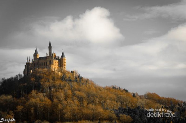 Terletak di atas pegunungan Hohenzollern, sekitar 65 km dari kota Stuttgart dan sekitar 850 meter di atas permukaan laut. Salah satu dari kastil paling tekenal di Jerman dengan lebih dari 300 ribu pengunjung per tahun Terletak di atas pegunungan Hohenzollern, sekitar 65 km dari kota Stuttgart dan sekitar 850 meter di atas permukaan laut. Salah satu dari kastil paling tekenal di Jerman dengan lebih dari 300 ribu pengunjung per tahun