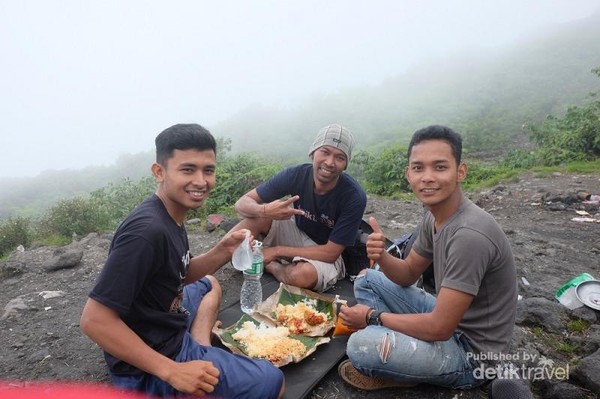 Istirahat makan siang di Cadas sebelum menuju puncak, tetep menunya nasi padang hehe, namanya juga di Sumatera Barat. Istirahat makan siang di Cadas sebelum menuju puncak, tetep menunya nasi padang hehe, namanya juga di Sumatera Barat.