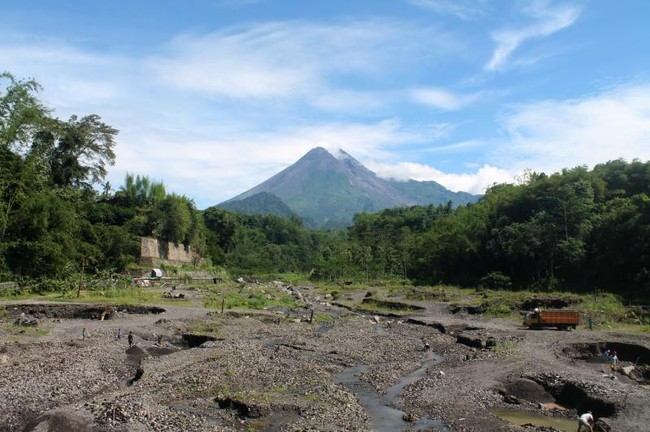 Seru Banget! Naik Jeep di Merapi