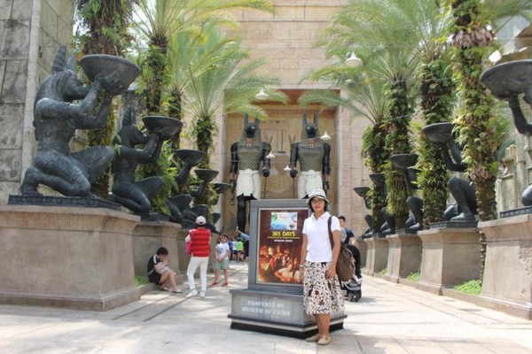 Selain keseruan permainannya , universal studios juga memiliki spot yang menarik untuk berfoto , seperti pada gambar yang berlokasi di zona Ancient Egypt. Selain keseruan permainannya , universal studios juga memiliki spot yang menarik untuk berfoto , seperti pada gambar yang berlokasi di zona Ancient Egypt.