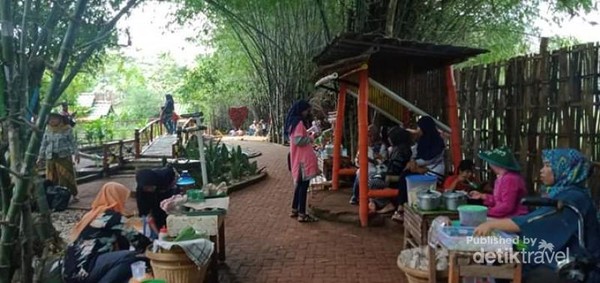 Para pedagang makanan tradisional yang berada di kawasan khusus Kampung Kelinci.