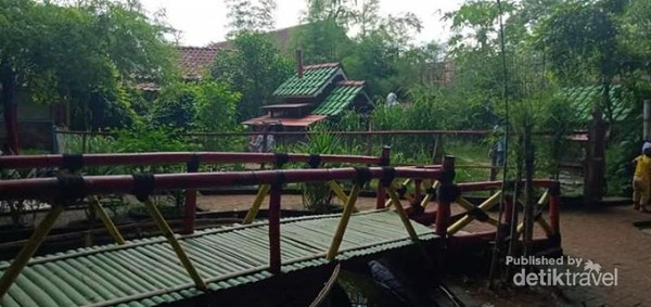 Jembatan bambu yang disediakan sebagai salah satu spot foto.