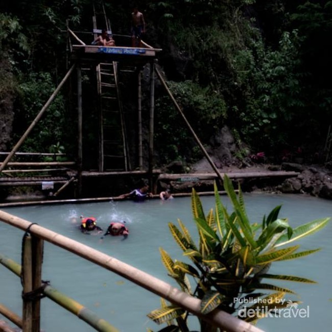 Serunya Melompat dari Ketinggian ke Air Terjun Kedung Pedut