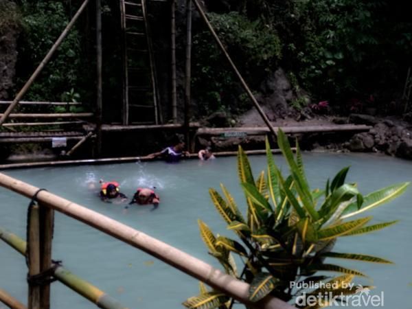 Serunya Melompat dari Ketinggian ke Air Terjun Kedung Pedut