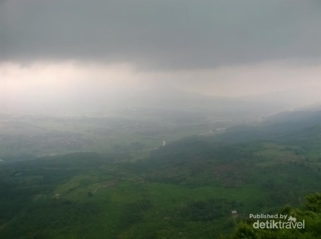 Serunya Mendaki Gunung Batu di Jonggol