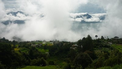 Serunya Menjelajah Kelok 44 ke Danau Maninjau