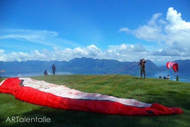 Serunya Paralayang di Tepi Danau Maninjau
