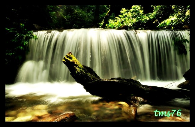 Si Cantik Air Terjun Dua Warna di Tengah Hutan Sumut