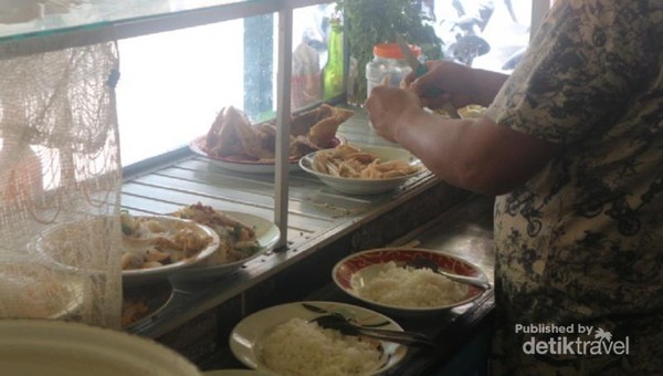 Yang membedakan dengan penjual lain, Soto Banjar Haji Asan, ayam yang sudah masak tidak diiris namun dipatahkan atau dikenal dalam bahasa lokal sebagai Bapukah. Yang membedakan dengan penjual lain, Soto Banjar Haji Asan, ayam yang sudah masak tidak diiris namun dipatahkan atau dikenal dalam bahasa lokal sebagai Bapukah.