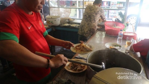 Jika tidak puas dengan suwiran ayam, kita bisa meminta tambahan potongan ayam utuh seperti paha, dada atau sayap. Jika tidak puas dengan suwiran ayam, kita bisa meminta tambahan potongan ayam utuh seperti paha, dada atau sayap.