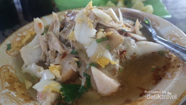 Soto Banjar disajikan dengan ketupat. Perpaduan antara potongan telur, suwiran ayam, soun, dan kuah yang gurih sungguh nikmat. Soto Banjar disajikan dengan ketupat. Perpaduan antara potongan telur, suwiran ayam, soun, dan kuah yang gurih sungguh nikmat.