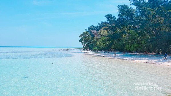 Pantai Pulau Semak Daun.