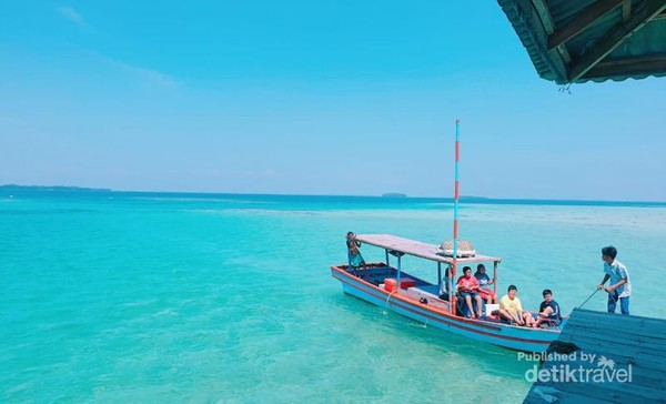 Perahu traveler berlabuh di Pulau Semak Daun.