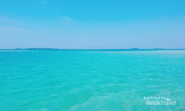Indahnya gradasi warna di Pulau Semak Daun.