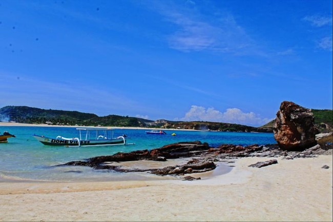 Siapa yang Kangen Pantai Cantik di Lombok Ini?