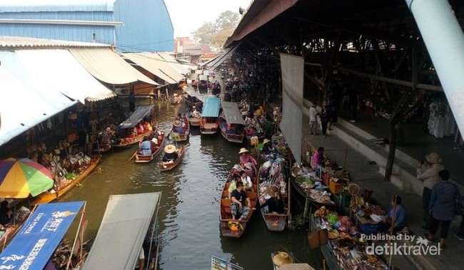 Sibuknya Pasar Terapung Paling Populer di Thailand